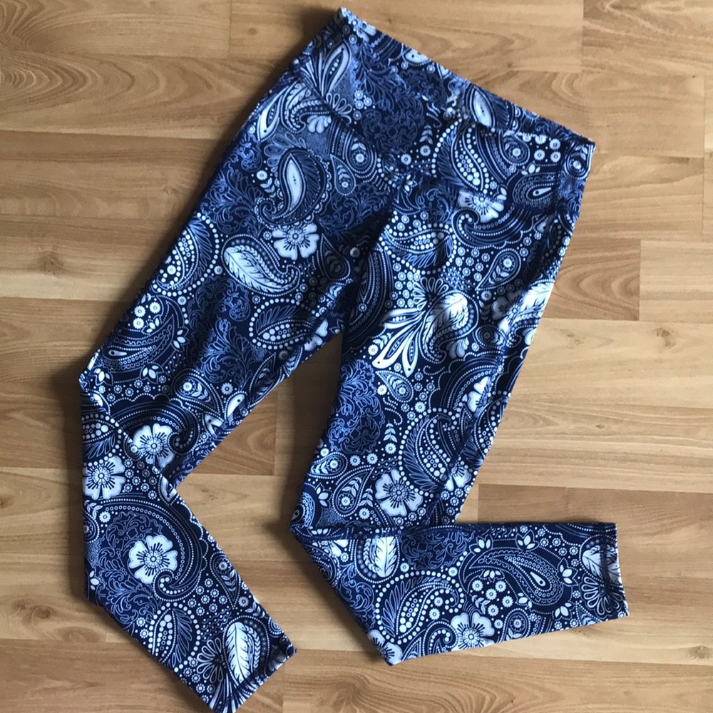 Navy blue paisley leggings. Size M.